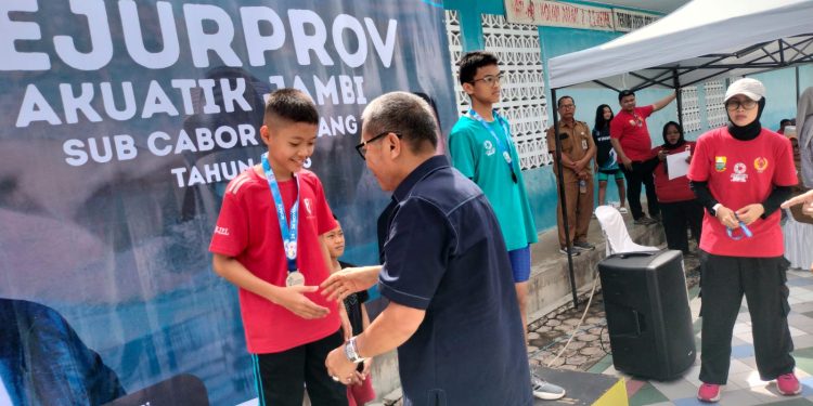 Wakil Ketua KONI Provinsi Jambi, Adri, membuka Kejurprov Renang Jambi 2025 di Kolam Renang Raja Kota Baru, Kota Jambi, Senin (24/11/2025). (Dok: rudi)