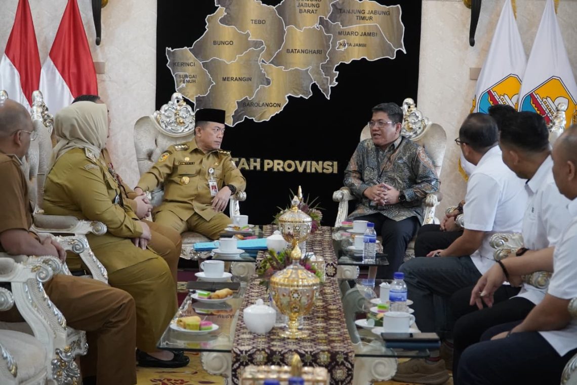 Gubernur Jambi Al Haris menerima jajaran Direksi PT Semen Baturaja di Rumah Dinas Gubernur, Senin (24/11/2025), membahas peralihan wilayah pemasaran Jambi dan dukungan BUMN terhadap pembangunan infrastruktur daerah. (Dok: Rahmat)