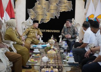 Gubernur Jambi Al Haris menerima jajaran Direksi PT Semen Baturaja di Rumah Dinas Gubernur, Senin (24/11/2025), membahas peralihan wilayah pemasaran Jambi dan dukungan BUMN terhadap pembangunan infrastruktur daerah. (Dok: Rahmat)