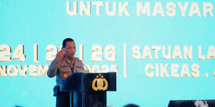 Kapolri Jenderal Listyo Sigit Prabowo saat memberikan arahan dalam acara Apel Kasatwil di Mako Satuan Latihan Korbrimob Polri, Cikeas, Bogor, Jawa Barat. Senin (24/11/2025). (Dok: Divhumas Polri)