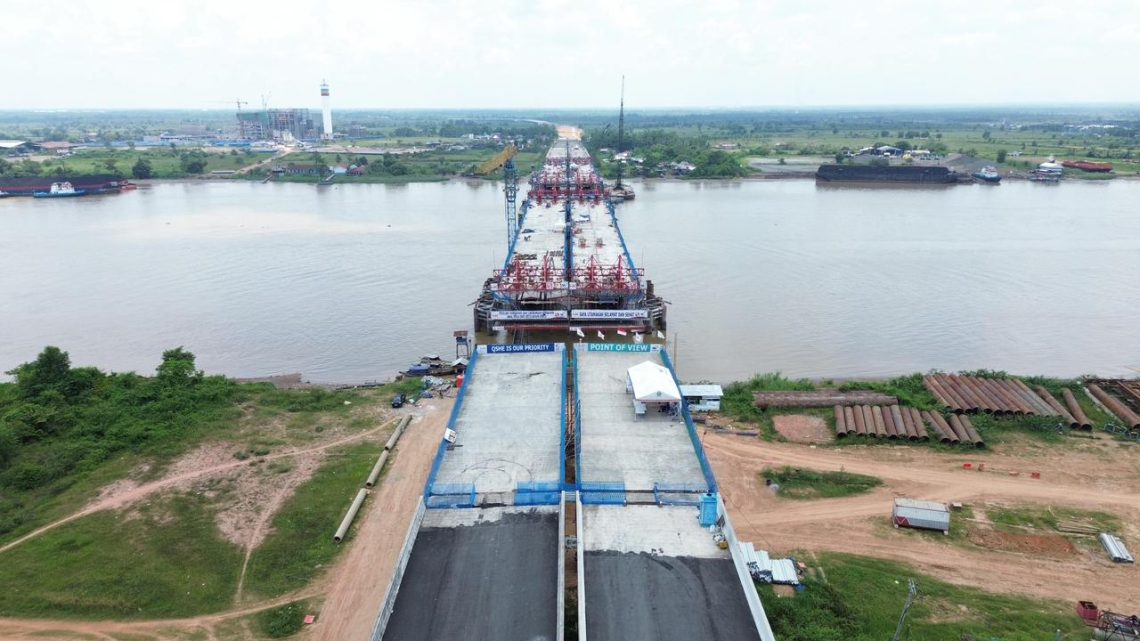 Pekerja Hutama Karya tengah menyelesaikan konstruksi jembatan utama di Sungai Musi dengan metode Box Balance Cantilever pada proyek Tol Palembang–Betung. Metode ini memungkinkan pengerjaan tanpa mengganggu aktivitas transportasi sungai. (Dok. Hutama Karya)