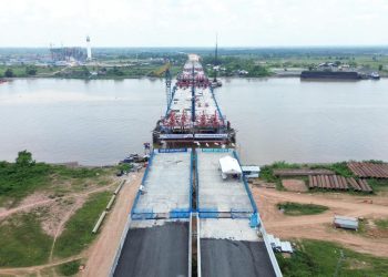 Pekerja Hutama Karya tengah menyelesaikan konstruksi jembatan utama di Sungai Musi dengan metode Box Balance Cantilever pada proyek Tol Palembang–Betung. Metode ini memungkinkan pengerjaan tanpa mengganggu aktivitas transportasi sungai. (Dok. Hutama Karya)