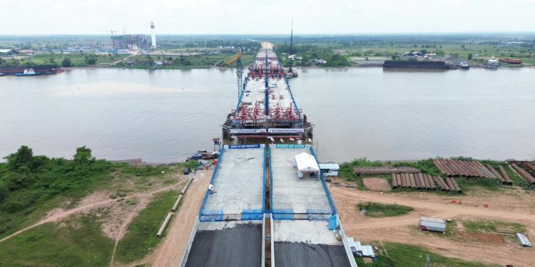 Pekerja Hutama Karya tengah menyelesaikan konstruksi jembatan utama di Sungai Musi dengan metode Box Balance Cantilever pada proyek Tol Palembang–Betung. Metode ini memungkinkan pengerjaan tanpa mengganggu aktivitas transportasi sungai. (Dok. Hutama Karya)