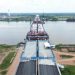 Pekerja Hutama Karya tengah menyelesaikan konstruksi jembatan utama di Sungai Musi dengan metode Box Balance Cantilever pada proyek Tol Palembang–Betung. Metode ini memungkinkan pengerjaan tanpa mengganggu aktivitas transportasi sungai. (Dok. Hutama Karya)