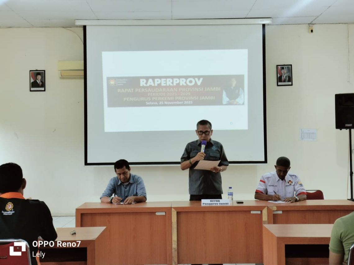 Ketua Perkemi Provinsi Jambi Adri memberikan arahan dalam Rapat Persaudaraan Provinsi (Raperprov) 2025–2029 di Aula BPSDM Provinsi Jambi, Selasa (25 November 2025). (Dok: Alpin)