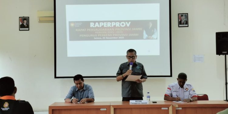 Ketua Perkemi Provinsi Jambi Adri memberikan arahan dalam Rapat Persaudaraan Provinsi (Raperprov) 2025–2029 di Aula BPSDM Provinsi Jambi, Selasa (25 November 2025). (Dok: Alpin)