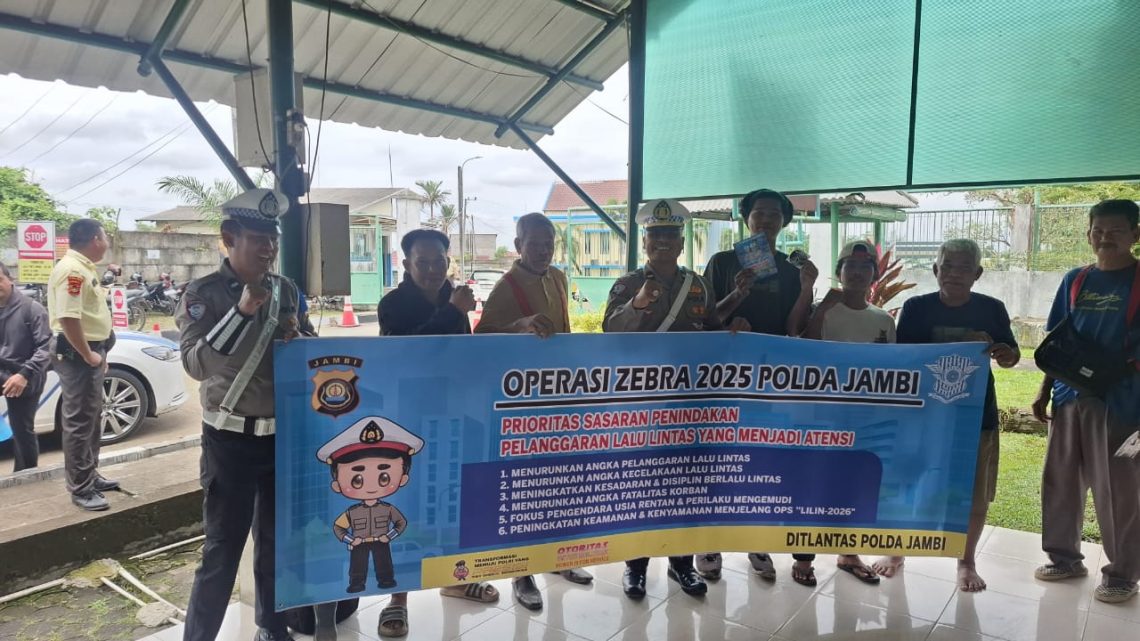 Petugas Satgas Preemtif Ditlantas Polda Jambi memberikan edukasi keselamatan berkendara kepada para sopir truk PT Indofood Kota Jambi dalam rangka Operasi Zebra 2025, Kamis (20/11/2025). (Dok: Rudi)