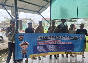 Petugas Satgas Preemtif Ditlantas Polda Jambi memberikan edukasi keselamatan berkendara kepada para sopir truk PT Indofood Kota Jambi dalam rangka Operasi Zebra 2025, Kamis (20/11/2025). (Dok: Rudi)