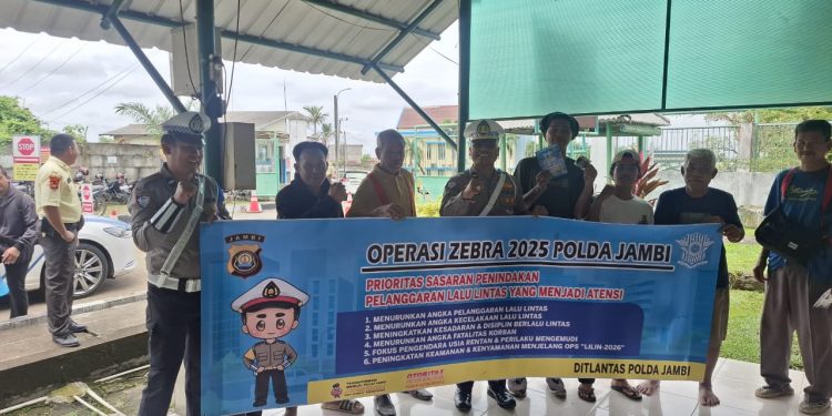 Petugas Satgas Preemtif Ditlantas Polda Jambi memberikan edukasi keselamatan berkendara kepada para sopir truk PT Indofood Kota Jambi dalam rangka Operasi Zebra 2025, Kamis (20/11/2025). (Dok: Rudi)