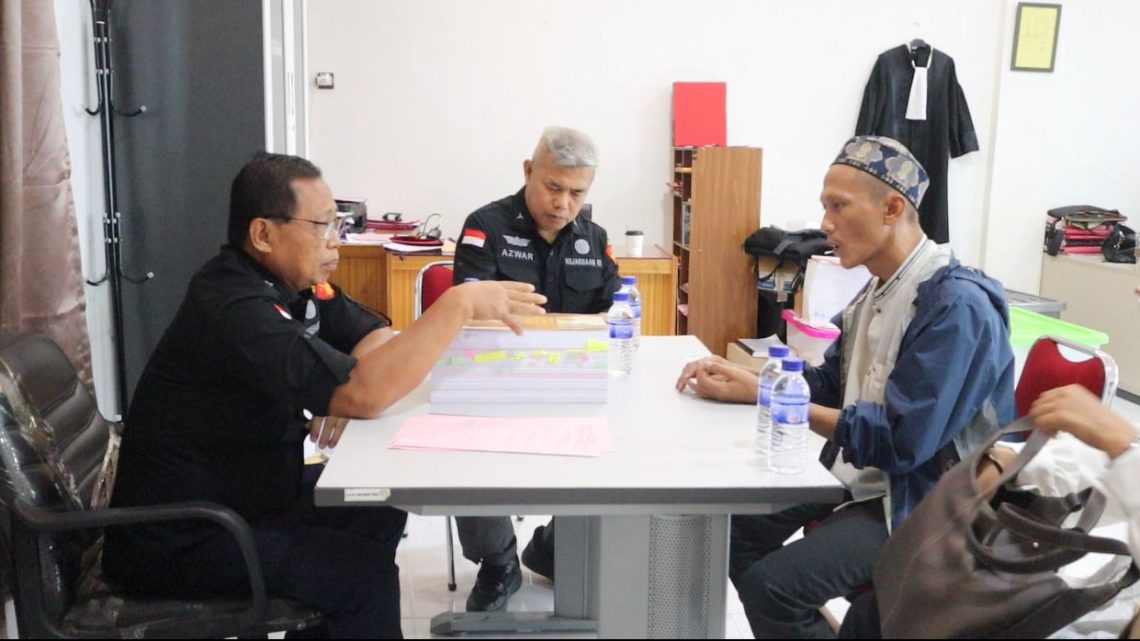 Petugas Kejaksaan Negeri Jambi saat menerima tersangka dan barang bukti kasus dugaan tindak pidana perpajakan atas nama SW, Jambi, Selasa (25 November 2025). (DOk: Rudi)