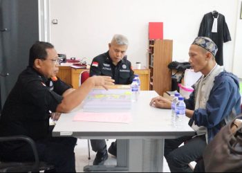 Petugas Kejaksaan Negeri Jambi saat menerima tersangka dan barang bukti kasus dugaan tindak pidana perpajakan atas nama SW, Jambi, Selasa (25 November 2025). (DOk: Rudi)