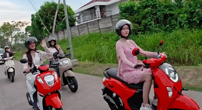 Tim Sinsen bersama peserta mengikuti Riding Cantik dan edukasi Safety Riding pada gelaran WonHer Woman Vol. 2 di Teras Mendalo, 21–22 November 2025. (Dok; Alpin)