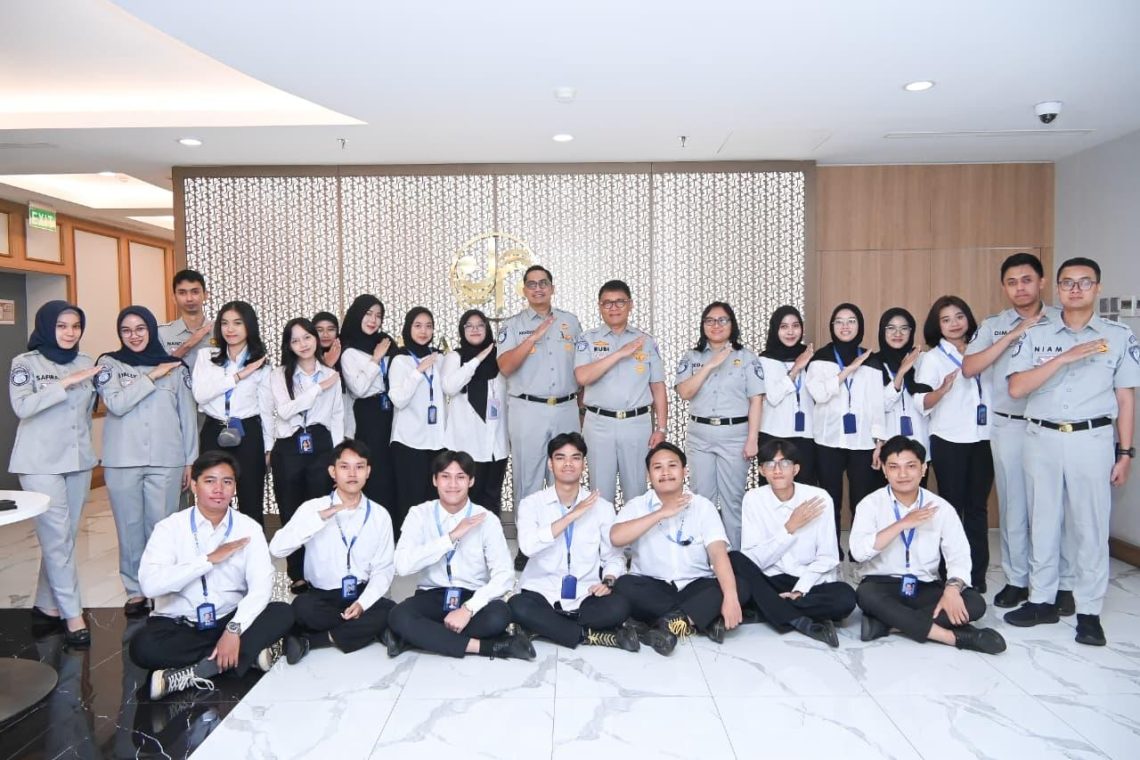 Sebanyak 63 lulusan baru dari berbagai daerah resmi memulai masa pemagangan setelah mengikuti pembukaan program yang digelar secara hybrid di Ruang AKHLAK, Kantor Pusat Jasa Raharja, Senin (24/11/2025). (Dok: Jasa Raharja)