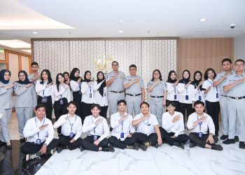 Sebanyak 63 lulusan baru dari berbagai daerah resmi memulai masa pemagangan setelah mengikuti pembukaan program yang digelar secara hybrid di Ruang AKHLAK, Kantor Pusat Jasa Raharja, Senin (24/11/2025). (Dok: Jasa Raharja)