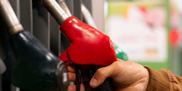 Foto Ilustrasi - Anggota DPR soroti praktik kecurangan BBM subsidi mulai dari barcode ganda hingga mobil mewah gunakan solar. (freepik/freepik)