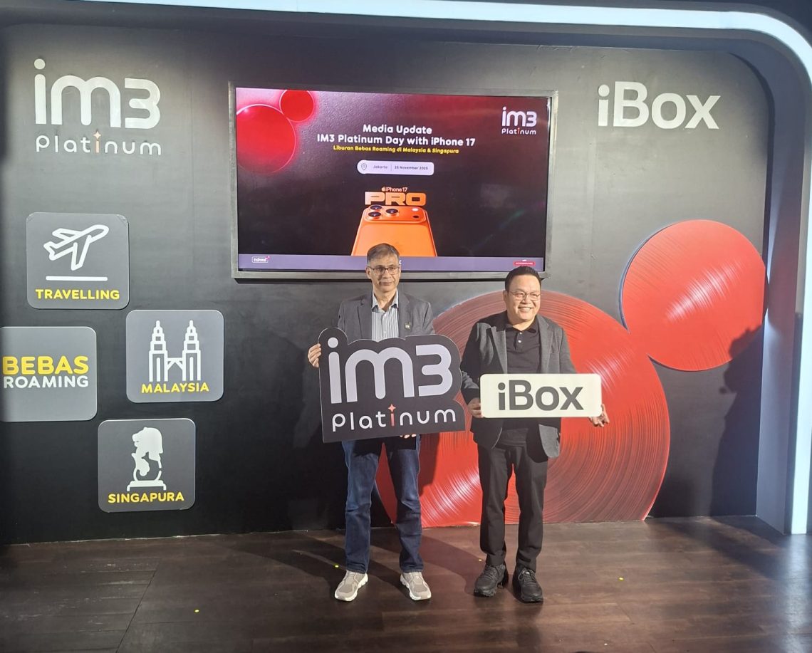 Pengunjung mencoba langsung iPhone 17 dalam acara IM3 Platinum Day di Promenade Atrium, Central Park Mall Jakarta, Selasa (25/11/2025), yang menghadirkan program Travelling Bebas Roaming dan berbagai promo eksklusif bundling IM3 Platinum. (Rudi)