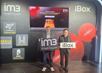 Pengunjung mencoba langsung iPhone 17 dalam acara IM3 Platinum Day di Promenade Atrium, Central Park Mall Jakarta, Selasa (25/11/2025), yang menghadirkan program Travelling Bebas Roaming dan berbagai promo eksklusif bundling IM3 Platinum. (Rudi)