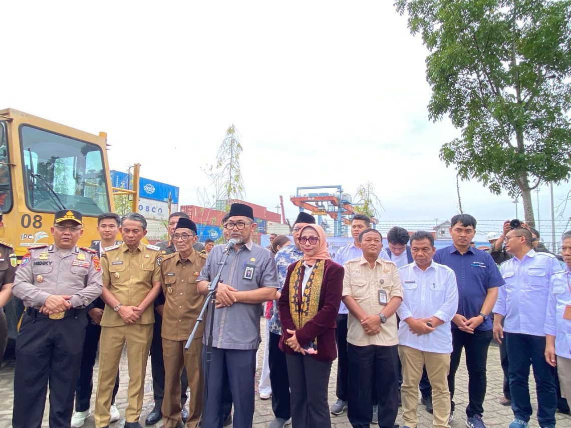 Sekda Provinsi Jambi Dr. H. Sudirman melepas ekspor 36 ton buah pinang ke Bangladesh di Pelabuhan Talang Duku, Selasa (25/11/2025). Pelindo Regional 2 Jambi memastikan kelancaran layanan kepelabuhanan untuk mendukung peningkatan ekspor daerah. (Dok: Rahmat)