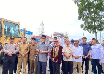 Sekda Provinsi Jambi Dr. H. Sudirman melepas ekspor 36 ton buah pinang ke Bangladesh di Pelabuhan Talang Duku, Selasa (25/11/2025). Pelindo Regional 2 Jambi memastikan kelancaran layanan kepelabuhanan untuk mendukung peningkatan ekspor daerah. (Dok: Rahmat)