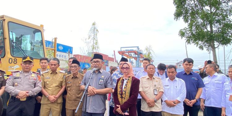Sekda Provinsi Jambi Dr. H. Sudirman melepas ekspor 36 ton buah pinang ke Bangladesh di Pelabuhan Talang Duku, Selasa (25/11/2025). Pelindo Regional 2 Jambi memastikan kelancaran layanan kepelabuhanan untuk mendukung peningkatan ekspor daerah. (Dok: Rahmat)
