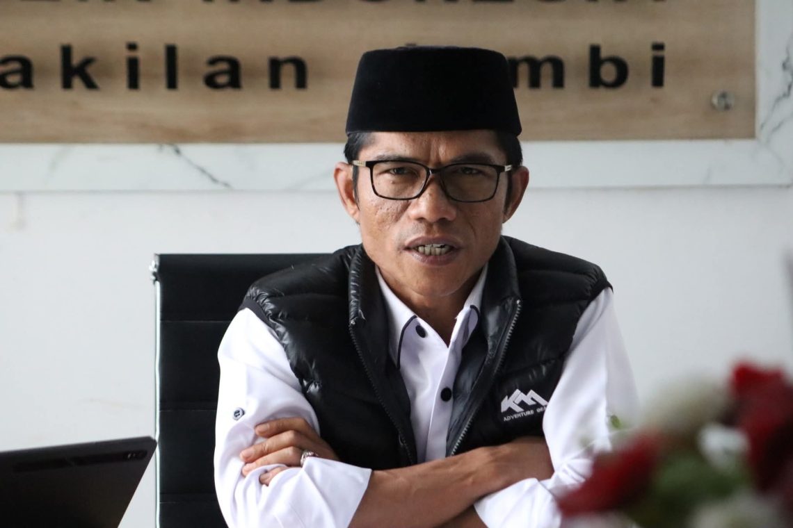 Kepala Ombudsman Provinsi Jambi, Saiful Roswandi, memberikan pernyataan terkait penilaian KPK yang menyebut Pemprov Jambi masuk zona rawan korupsi, Rabu 26/11/2025. (Dok: Rahmat)
