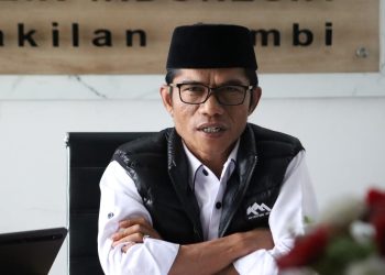 Kepala Ombudsman Provinsi Jambi, Saiful Roswandi, memberikan pernyataan terkait penilaian KPK yang menyebut Pemprov Jambi masuk zona rawan korupsi, Rabu 26/11/2025. (Dok: Rahmat)