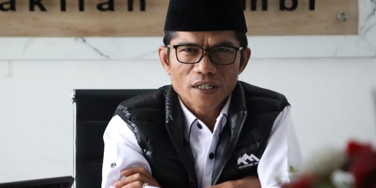 Kepala Ombudsman Provinsi Jambi, Saiful Roswandi, memberikan pernyataan terkait penilaian KPK yang menyebut Pemprov Jambi masuk zona rawan korupsi, Rabu 26/11/2025. (Dok: Rahmat)