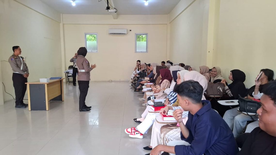 Satgas Preemtif Operasi Zebra 2025 Polda Jambi saat memberikan edukasi keselamatan berlalu lintas kepada ratusan mahasiswa Unaja, Rabu (26/11/2025). (Dok: Alpin)