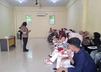 Satgas Preemtif Operasi Zebra 2025 Polda Jambi saat memberikan edukasi keselamatan berlalu lintas kepada ratusan mahasiswa Unaja, Rabu (26/11/2025). (Dok: Alpin)
