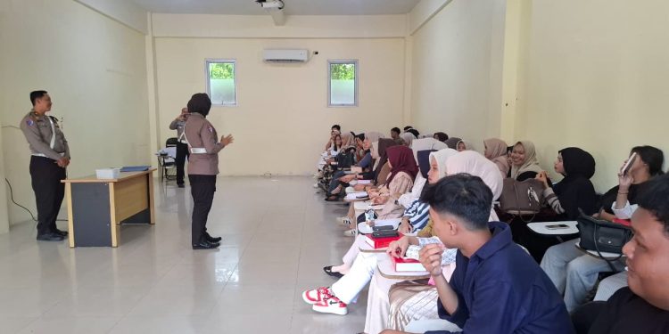 Satgas Preemtif Operasi Zebra 2025 Polda Jambi saat memberikan edukasi keselamatan berlalu lintas kepada ratusan mahasiswa Unaja, Rabu (26/11/2025). (Dok: Alpin)