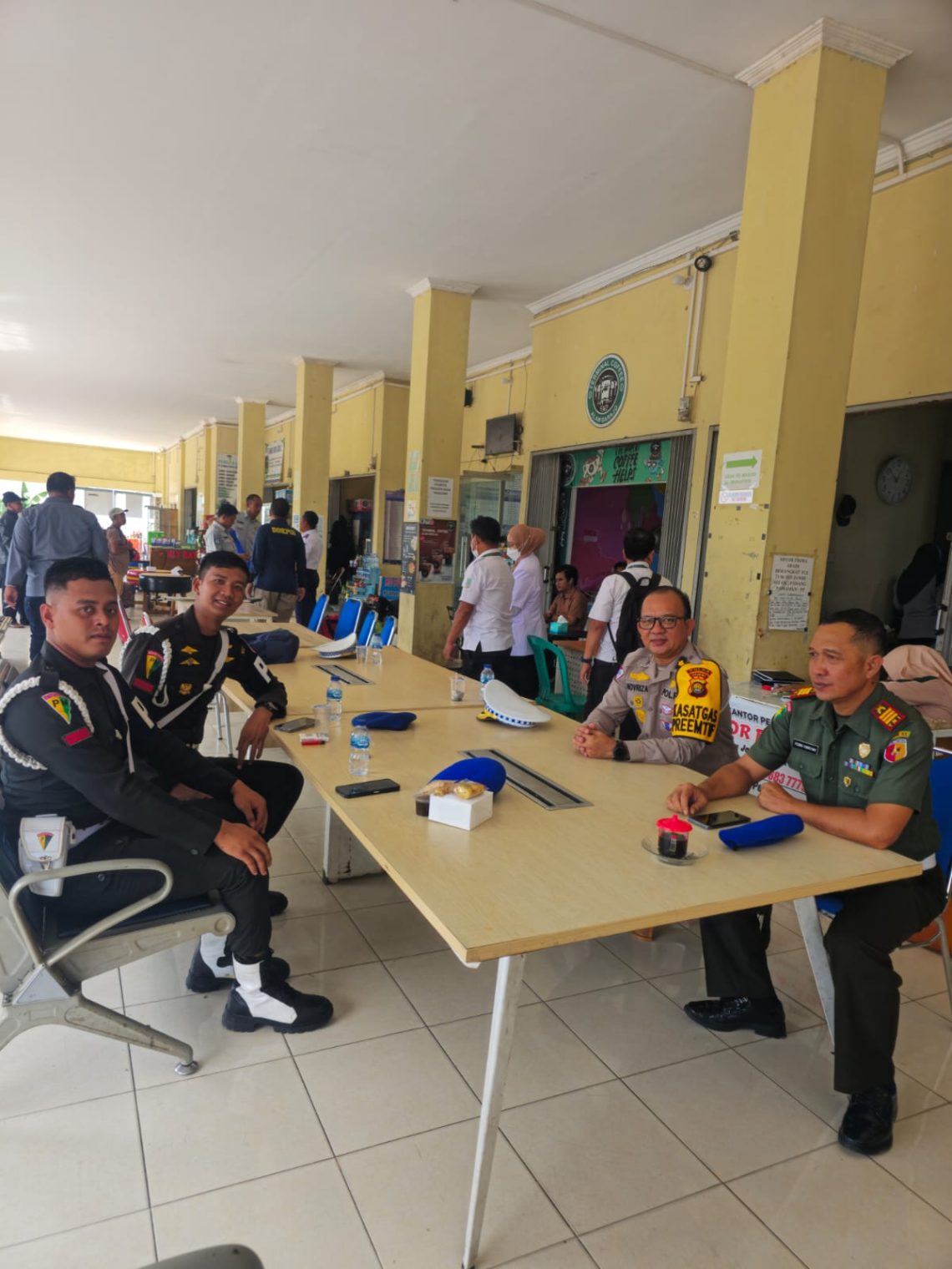 Personel Denpom II/2/C Jambi bersama Ditlantas Polda Jambi melakukan pengecekan dan imbauan kepada pengguna jalan dalam rangka Operasi Zebra 2025, Jambi. Kamis (26/11/2025).(Dok; Alpin)