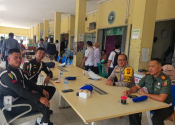 Personel Denpom II/2/C Jambi bersama Ditlantas Polda Jambi melakukan pengecekan dan imbauan kepada pengguna jalan dalam rangka Operasi Zebra 2025, Jambi. Kamis (26/11/2025).(Dok; Alpin)
