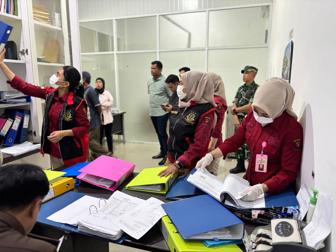 Tim Pidsus Kejari Jambi saat melakukan penggeledahan di Kantor  PT EBN Pengelola Pasar Angso Duo Baru Jambi, Rabu (26/11/2025). (Dok; Rudi)