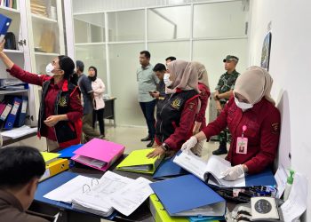 Tim Pidsus Kejari Jambi saat melakukan penggeledahan di Kantor  PT EBN Pengelola Pasar Angso Duo Baru Jambi, Rabu (26/11/2025). (Dok; Rudi)
