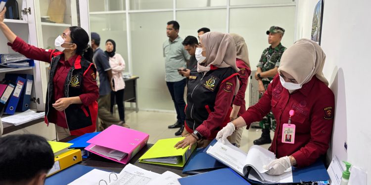 Tim Pidsus Kejari Jambi saat melakukan penggeledahan di Kantor  PT EBN Pengelola Pasar Angso Duo Baru Jambi, Rabu (26/11/2025). (Dok; Rudi)