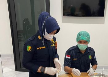 Kasi Dokkes Polresta Jambi dr. Witha Budiartina bersama tim kesehatan melakukan pemeriksaan food safety terhadap menu Program Makan Bergizi Gratis di Kantor SPPG Polresta Jambi, Rabu (26/11/2025). (Dok: Alpin)