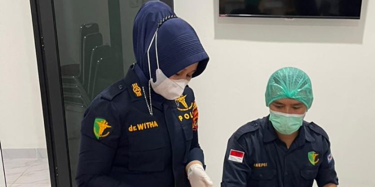 Kasi Dokkes Polresta Jambi dr. Witha Budiartina bersama tim kesehatan melakukan pemeriksaan food safety terhadap menu Program Makan Bergizi Gratis di Kantor SPPG Polresta Jambi, Rabu (26/11/2025). (Dok: Alpin)