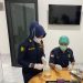 Kasi Dokkes Polresta Jambi dr. Witha Budiartina bersama tim kesehatan melakukan pemeriksaan food safety terhadap menu Program Makan Bergizi Gratis di Kantor SPPG Polresta Jambi, Rabu (26/11/2025). (Dok: Alpin)