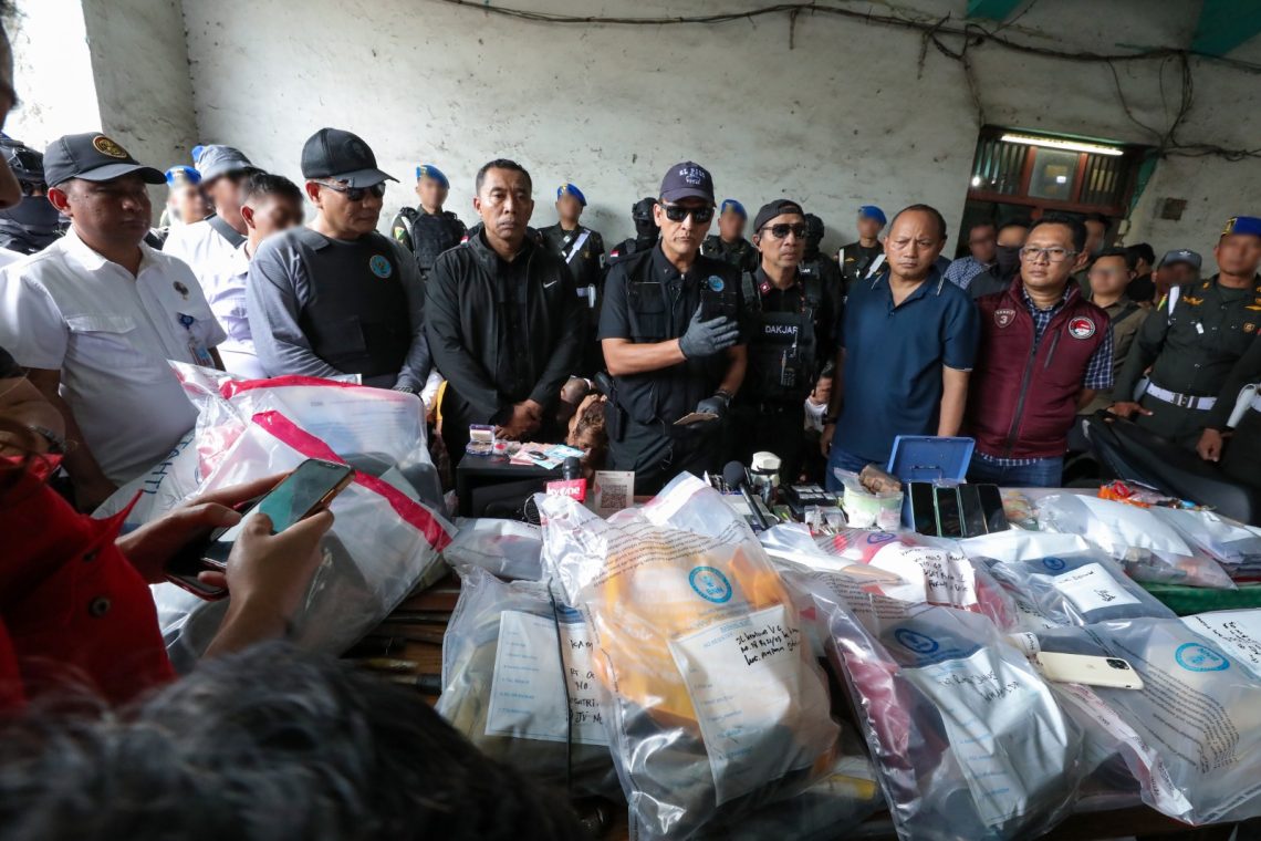 Personel BNN RI bersama TNI AD, Bareskrim, dan Polda Metro Jaya saat menggelar operasi gabungan di kawasan Berlan, Matraman, Jakarta Timur, Selasa (25/11/2025). (Dok: BNN RI)