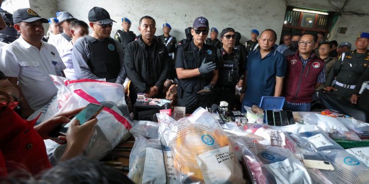Personel BNN RI bersama TNI AD, Bareskrim, dan Polda Metro Jaya saat menggelar operasi gabungan di kawasan Berlan, Matraman, Jakarta Timur, Selasa (25/11/2025). (Dok: BNN RI)