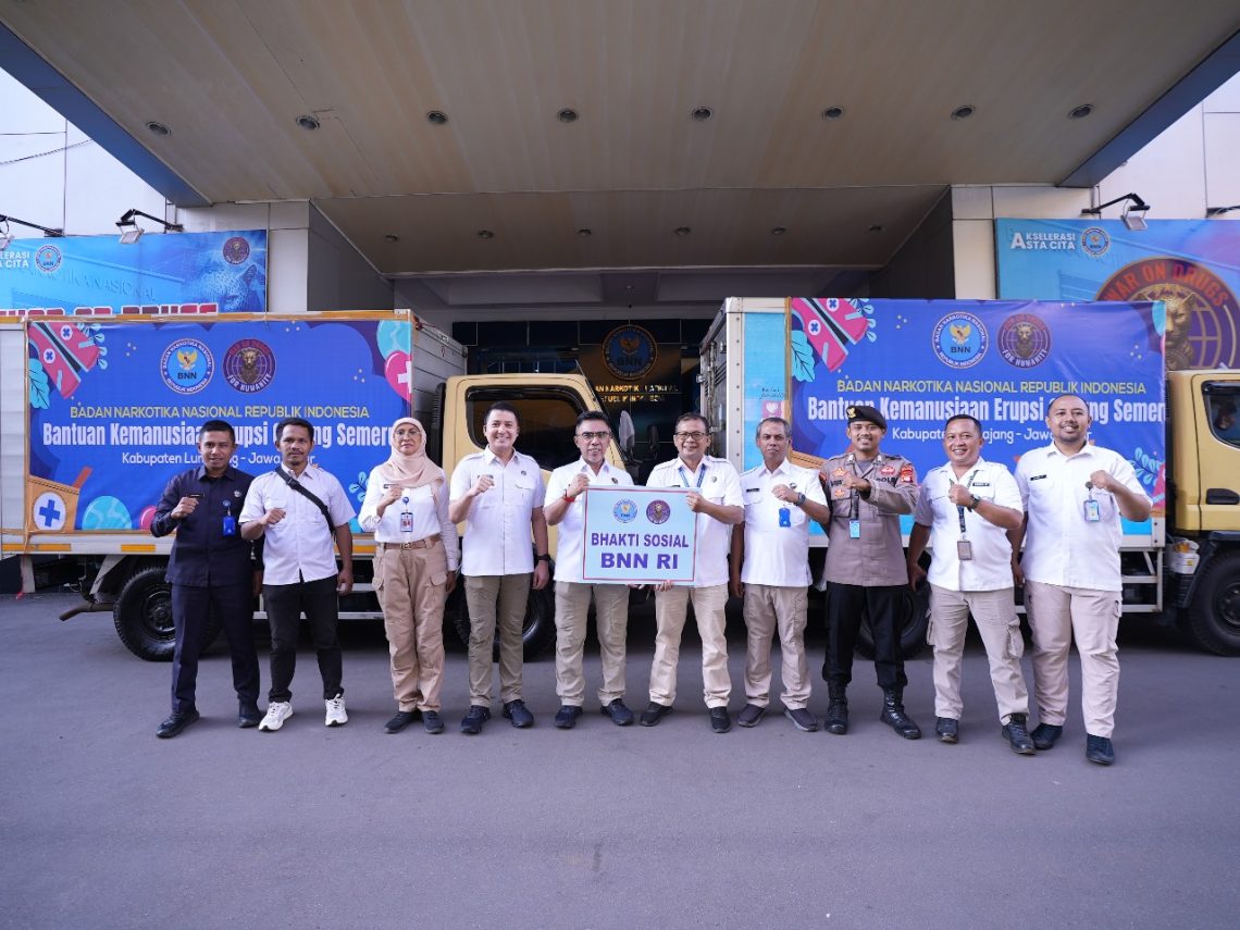 BNN RI memberangkatkan 1.000 paket bantuan kemanusiaan untuk korban erupsi Gunung Semeru dari Jakarta menuju Lumajang, Rabu (26/11). (Dok: Humas BNN RI)
