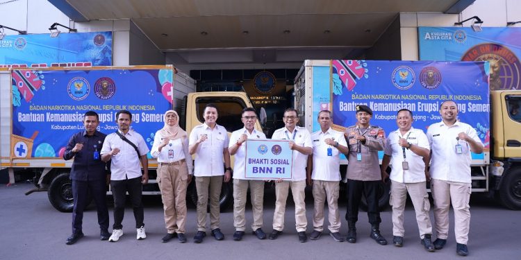 BNN RI memberangkatkan 1.000 paket bantuan kemanusiaan untuk korban erupsi Gunung Semeru dari Jakarta menuju Lumajang, Rabu (26/11). (Dok: Humas BNN RI)