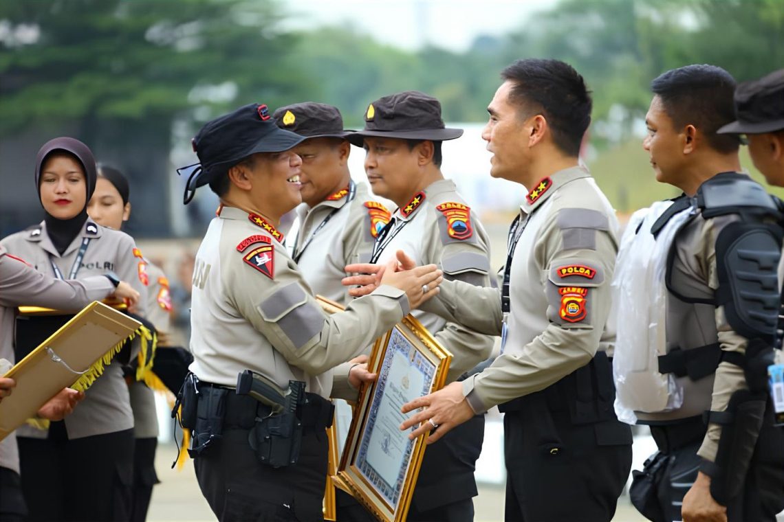 Kapolda Jambi Irjen Pol. Krisno H. Siregar menerima penghargaan Terbaik 3 Quick Wins Presisi pada Apel Kasatwil Polri 2025 di Cikeas, Bogor. (Dok: Bidhumas Polda Jambi)