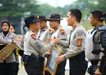 Kapolda Jambi Irjen Pol. Krisno H. Siregar menerima penghargaan Terbaik 3 Quick Wins Presisi pada Apel Kasatwil Polri 2025 di Cikeas, Bogor. (Dok: Bidhumas Polda Jambi)