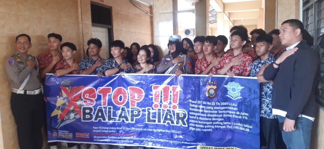 Personel Satgas Preemtif Operasi Zebra 2025 Polda Jambi saat memberikan edukasi keselamatan berkendara dan bahaya balap liar kepada para pelajar SMK Unggul Sakti, Kamis (27/11/2025). (Dok: Alpin)