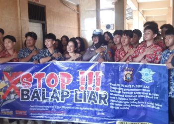 Personel Satgas Preemtif Operasi Zebra 2025 Polda Jambi saat memberikan edukasi keselamatan berkendara dan bahaya balap liar kepada para pelajar SMK Unggul Sakti, Kamis (27/11/2025). (Dok: Alpin)