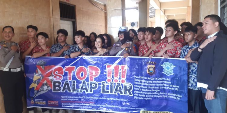 Personel Satgas Preemtif Operasi Zebra 2025 Polda Jambi saat memberikan edukasi keselamatan berkendara dan bahaya balap liar kepada para pelajar SMK Unggul Sakti, Kamis (27/11/2025). (Dok: Alpin)