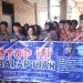Personel Satgas Preemtif Operasi Zebra 2025 Polda Jambi saat memberikan edukasi keselamatan berkendara dan bahaya balap liar kepada para pelajar SMK Unggul Sakti, Kamis (27/11/2025). (Dok: Alpin)