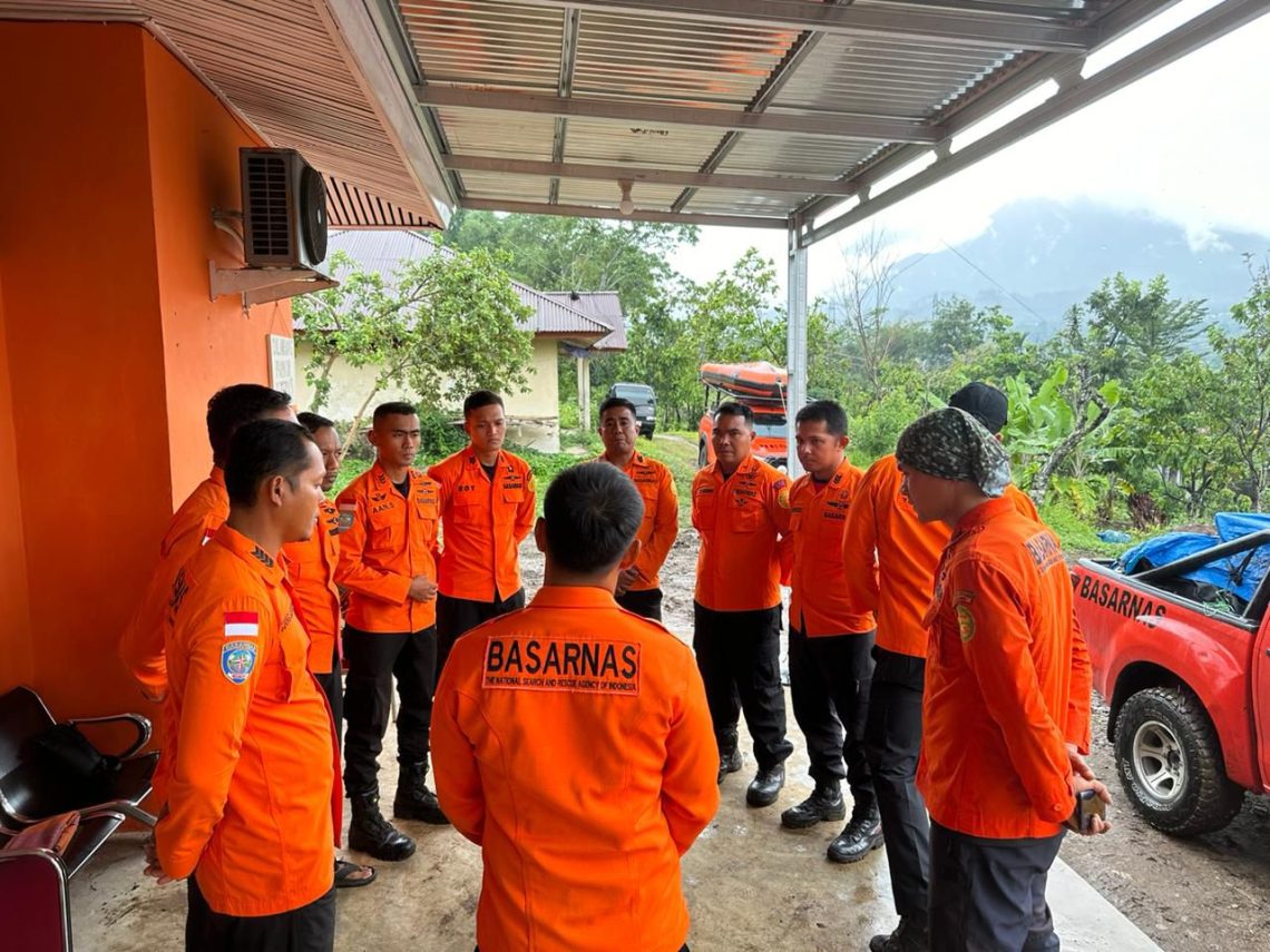 Kepala Kantor SAR Jambi Adah Sudarsa, S.T. melepas keberangkatan 10 personel rescue beserta peralatan lengkap menuju Sumatera Barat untuk membantu penanganan banjir, Kamis (27/11/2025). (Dok: Rahmat)