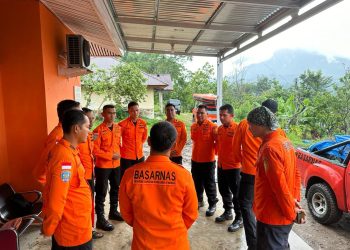 Kepala Kantor SAR Jambi Adah Sudarsa, S.T. melepas keberangkatan 10 personel rescue beserta peralatan lengkap menuju Sumatera Barat untuk membantu penanganan banjir, Kamis (27/11/2025). (Dok: Rahmat)